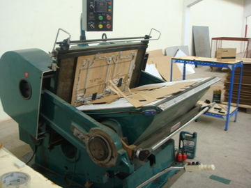กระดาษแข็งลูกฟูก creasing แบนด้วยตนเองและตายตัดเครื่อง 5.5KW / 7.5kW